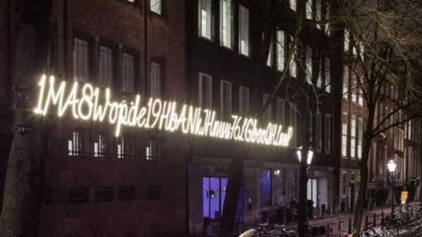 В Амстердаме появилась световая инсталляция в виде адреса Биткоина cryptowiki.ru